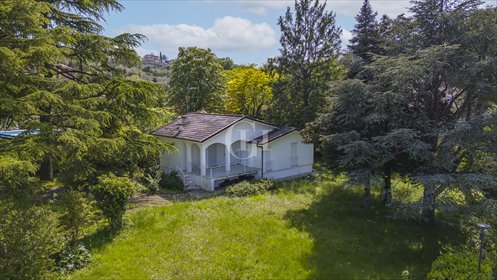 Urokliwy dom z ogrodem 1300 m² blisko jeziora Garda. dom Manerba del Garda